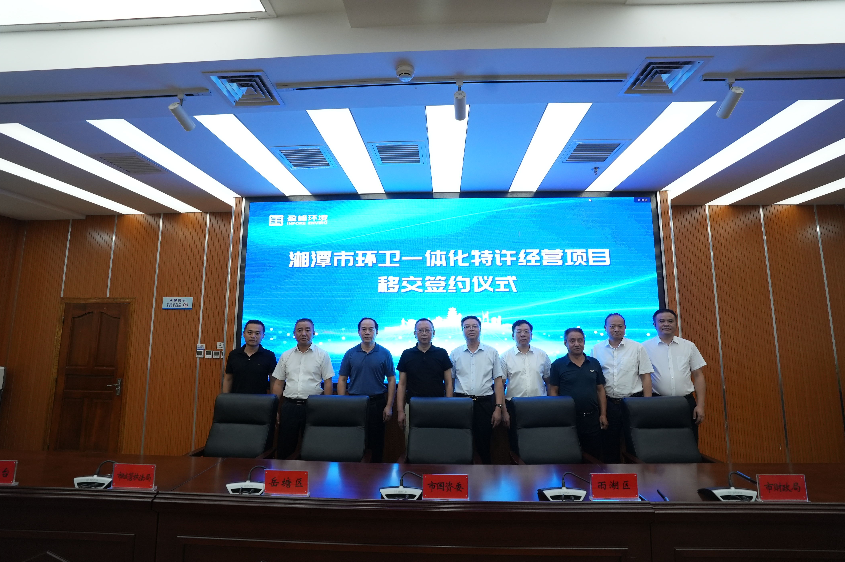 ���к�ɫ���򣬣�������������Я����ɫ����ح��̶�л���һ�廯����ı����Ŀ�ƽ�ǩԼ��ʽԲ������